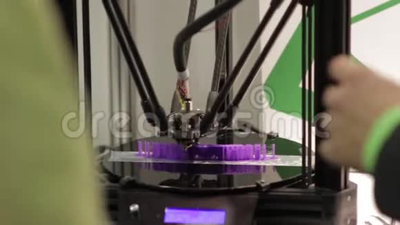 男人用他的手打手势和一些东西来解释它是如何工作的德尔塔3D打印机视频的预览图