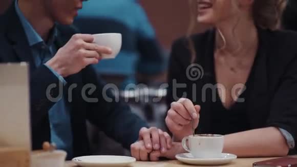 年轻的幸福夫妇在一家新的昂贵餐馆里自由交谈在约会时喝咖啡视频的预览图