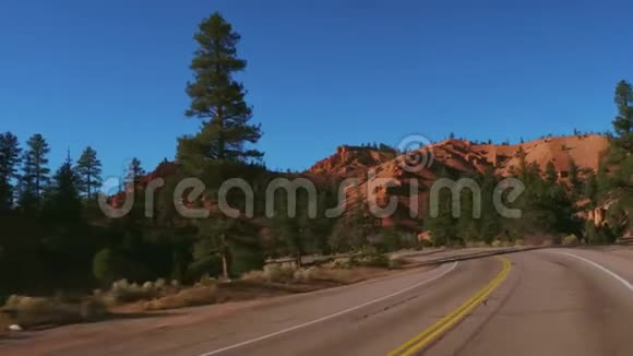 犹他州红峡谷的奇妙自然POV在乡村公路上行驶视频的预览图