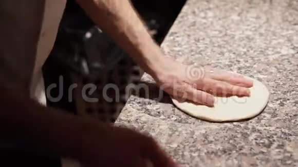 厨师为意大利披萨卷面团视频的预览图