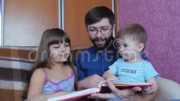爸爸给孩子读本儿童读物视频的预览图