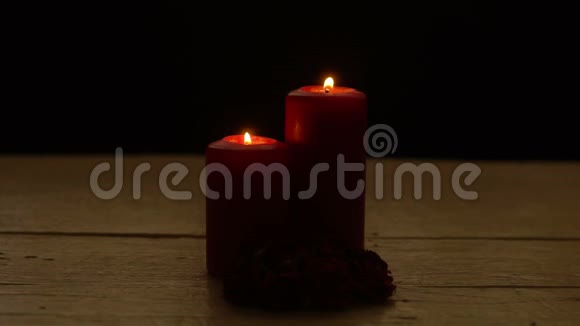 两支红烛在木桌上燃烧玫瑰花在浪漫的时光里视频的预览图