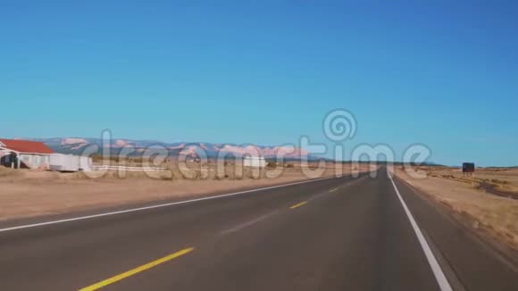 犹他州布莱斯峡谷的乡村公路POV驾驶视频的预览图