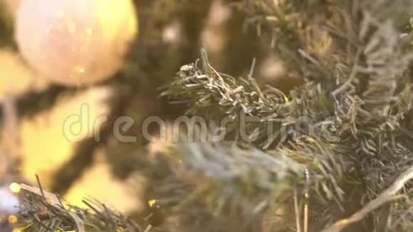 美丽的圣诞树装饰着球和灯礼物盒礼物在前面视频的预览图