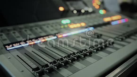 专业的混音控制台带调节器和调节旋钮音响设备视频的预览图