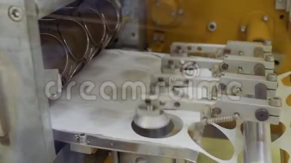 制作茶袋的机器视频的预览图