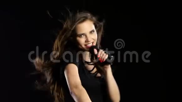 歌手在她的音乐会上表演驾驶歌曲和精力充沛的舞蹈黑色背景视频的预览图