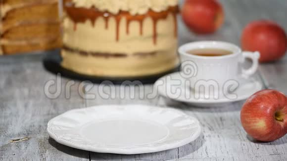 一片焦糖苹果蛋糕与香料肉桂奶油焦糖在秋季风格视频的预览图