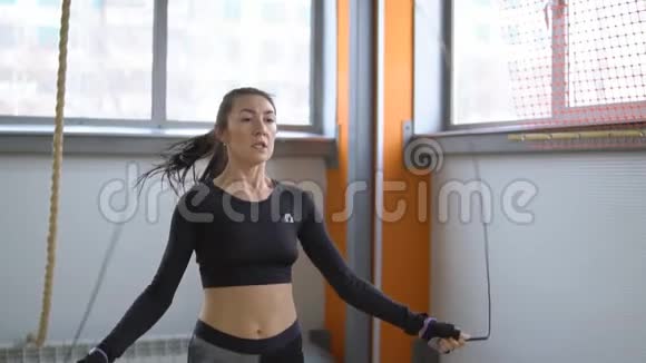 女人在健身房跳绳健康生活方式的概念视频的预览图