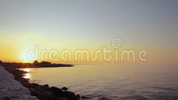 日落时分在一个风和日丽的夏天在维拉诺瓦海岸视频的预览图