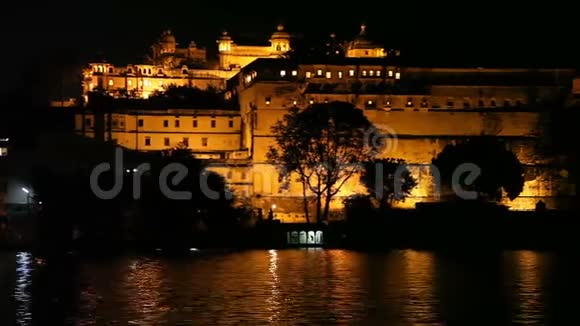 UdaipurPichola湖畔城市宫殿夜景视频的预览图