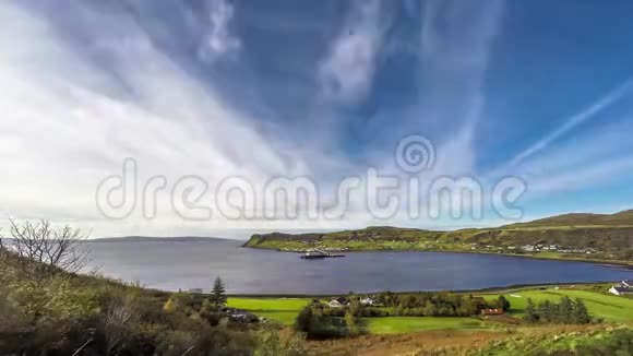 海港村庄Uig的时间流逝背景是外围的赫布里底苏格兰的斯凯岛视频的预览图