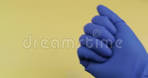 戴着橡胶无菌医疗手套的大量白色药丸视频的预览图