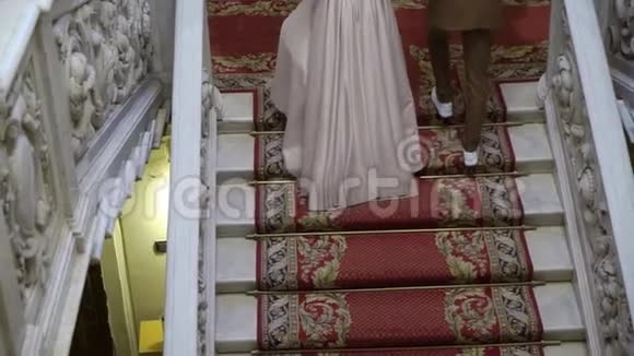 新郎新娘上楼视频的预览图