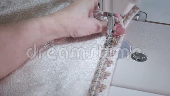 妇女用缝纫机缝制白色棉花的录像视频的预览图