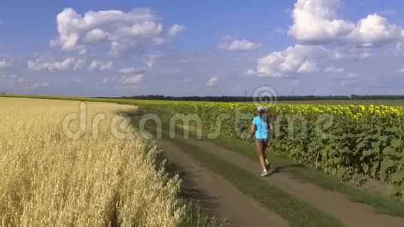 女人在盛开的向日葵田野里奔跑视频的预览图