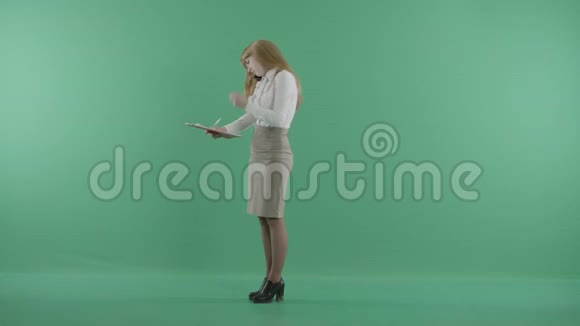 一个年轻的女人站着说话做笔记视频的预览图