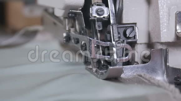 一个女人用缝纫机把布料缝在一起视频的预览图