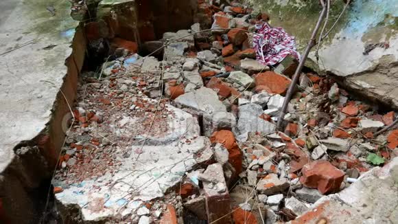 破碎的红砖堆在一堆垃圾里视频的预览图
