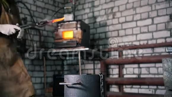 铁匠手工锻造机油中的钢刀视频的预览图