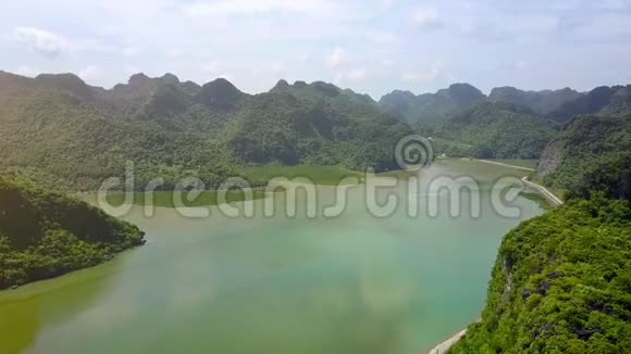 鸟瞰图片海湾的丘陵岛群岛视频的预览图