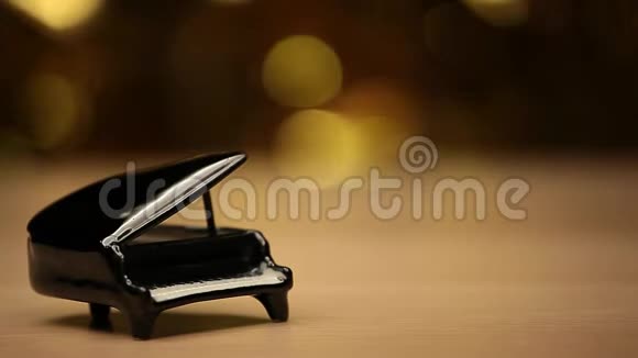 钢琴木桌金视频的预览图