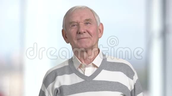 在模糊背景下摆姿势的退休男子视频的预览图