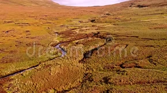 在苏格兰的斯凯岛上的斯塔夫林和乌格之间飞越Rha河视频的预览图