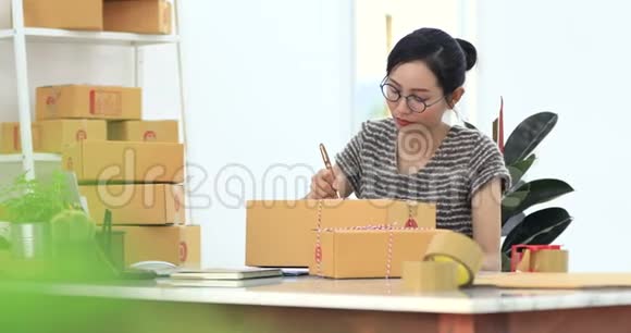 一位坐在电脑桌上的女士在家办公视频的预览图