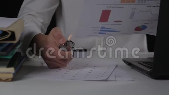 商人烧纸合同文件销毁证券中断协议视频的预览图
