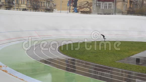女运动员在一条跑道上奔跑跑着跑着目标实现概念视频的预览图
