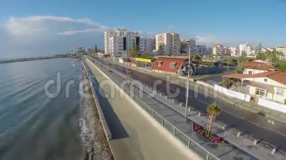 塞浦路斯拉纳卡市沿堤边美丽的鸟瞰景观视频的预览图