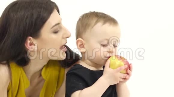 宝贝吃苹果他喜欢白色背景慢动作视频的预览图