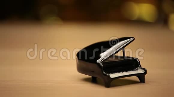 钢琴木桌金视频的预览图