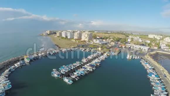 塞浦路斯拉纳卡码头全景用游艇对港口进行空中拍摄视频的预览图