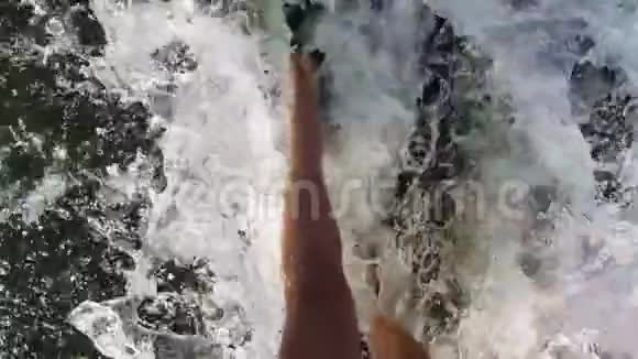 慢动作女孩的脚河里有一股强大的水流视频的预览图