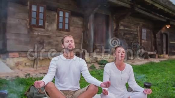 关于瑜伽香气疗法的旅游情侣视频的预览图