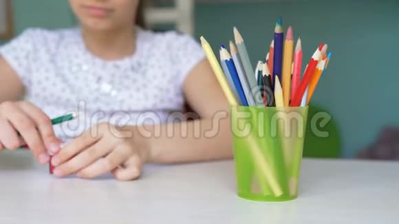 白人女孩磨铅笔视频的预览图