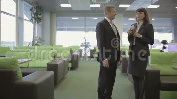 两个商人在机场的谈话视频的预览图