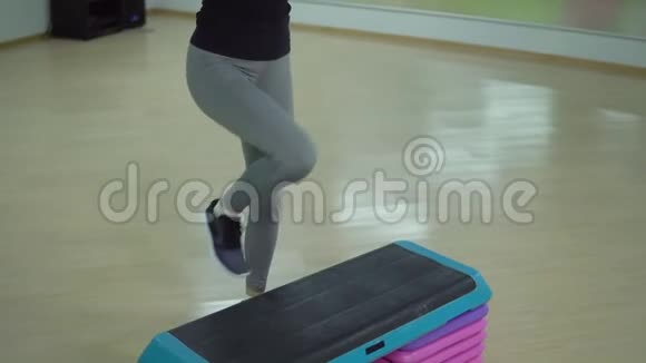 健身理念体育运动的年轻女子在健身房锻炼视频的预览图