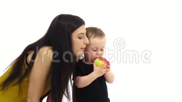 宝贝吃苹果他喜欢白色背景慢动作视频的预览图