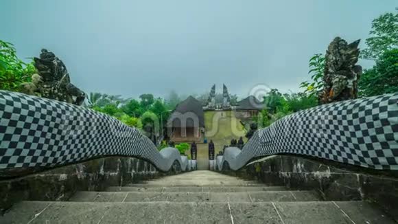 印度尼西亚巴厘岛莱姆普扬寺美丽的台阶视频的预览图