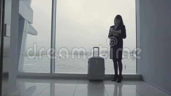 大厅窗户附近漂亮的机场员工视频的预览图
