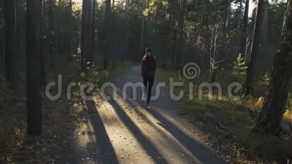 美丽的女孩运动在公园跑步前穿灰色运动服做热身健康的生活方式观念视频的预览图