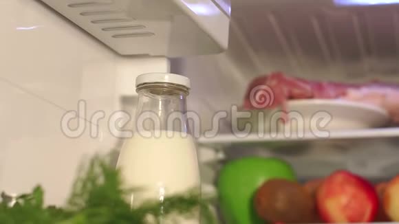 在冰箱的货架上贴上一瓶牛奶视频的预览图