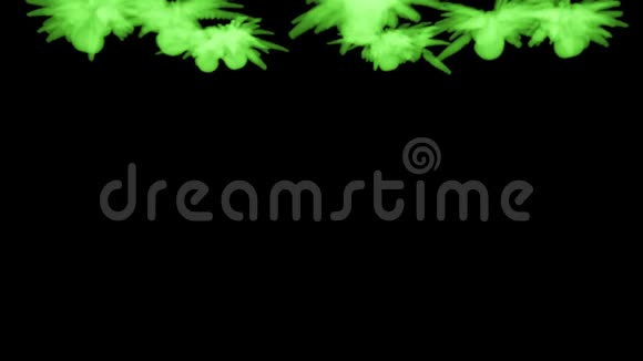 荧光亮绿色颜料在水中旋转多滴墨水这是3D渲染镜头的慢动作墨水视频的预览图