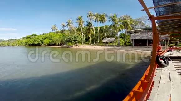 在去兔子岛的渔船上柬埔寨看到了飞鱼和美丽的绿松石水视频的预览图