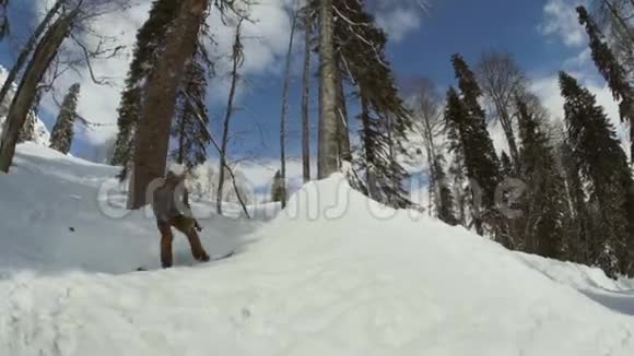 有滑雪板的滑雪者跳得很高视频的预览图