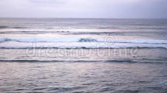 乌卢瓦图冲浪者在海里冲浪全世界冲浪者的第四大冲浪目的地慢动作视频的预览图