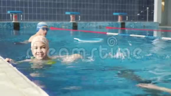 一个女人和她的家人正在游泳池里游泳视频的预览图
